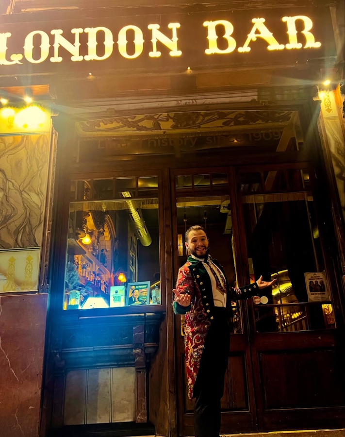 Aleix Gómez en la entrada del London Bar