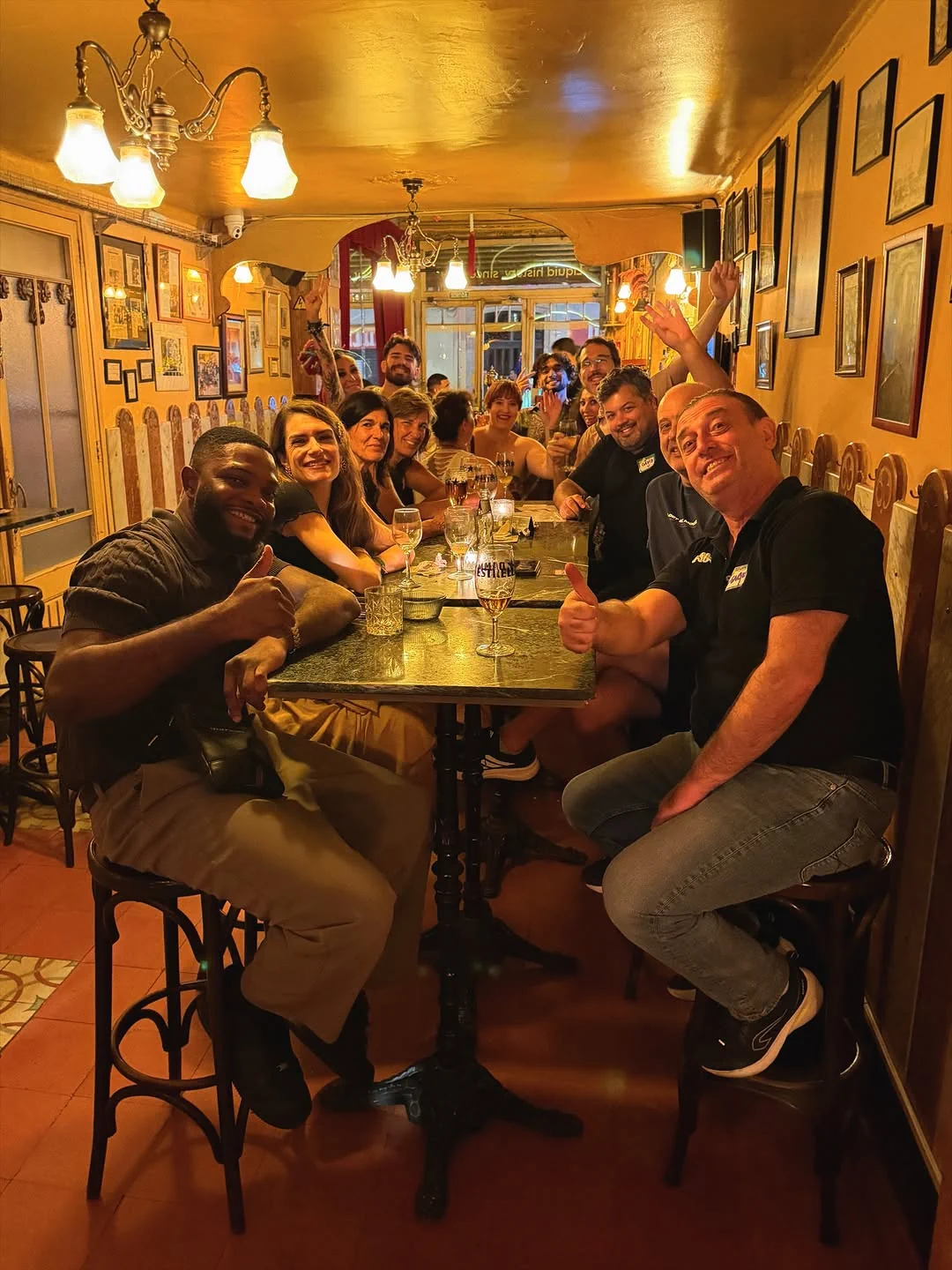 Participantes del Language Exchange reunidos alrededor de una mesa en el London Bar, bar modernista de Barcelona