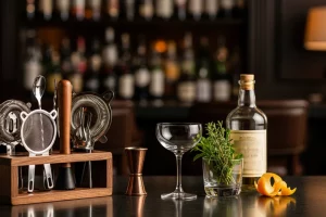 La historia de la coctelería: un viaje a los orígenes del arte líquido